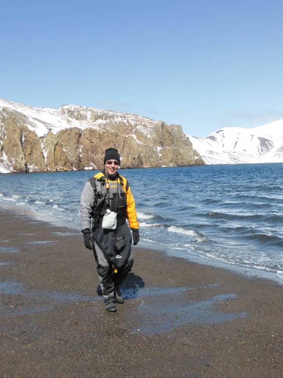Após o caiaque, caminhando na praia em Deception Island, na Antártida